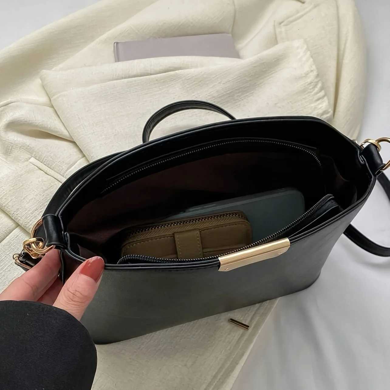 Minimalist Crossbody Bag Stylish Metal Decor Bucket Bag Simple Shoulder Bag for Women Bag Shell Handbags Purses Z250911