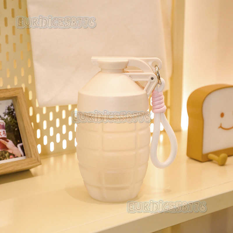 Creative Shaker Cup with Handle for Protein Powder and Milkshake Plastic Cup for Summer Sports and Fitness 600ml Pineapple Cup H250911