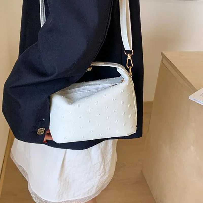 Light Exquisite Square Bag Fashion Lock Design Handbag New Contrast Color Canva Crossbody Bag Simple Versatile Casual Bag Z250911