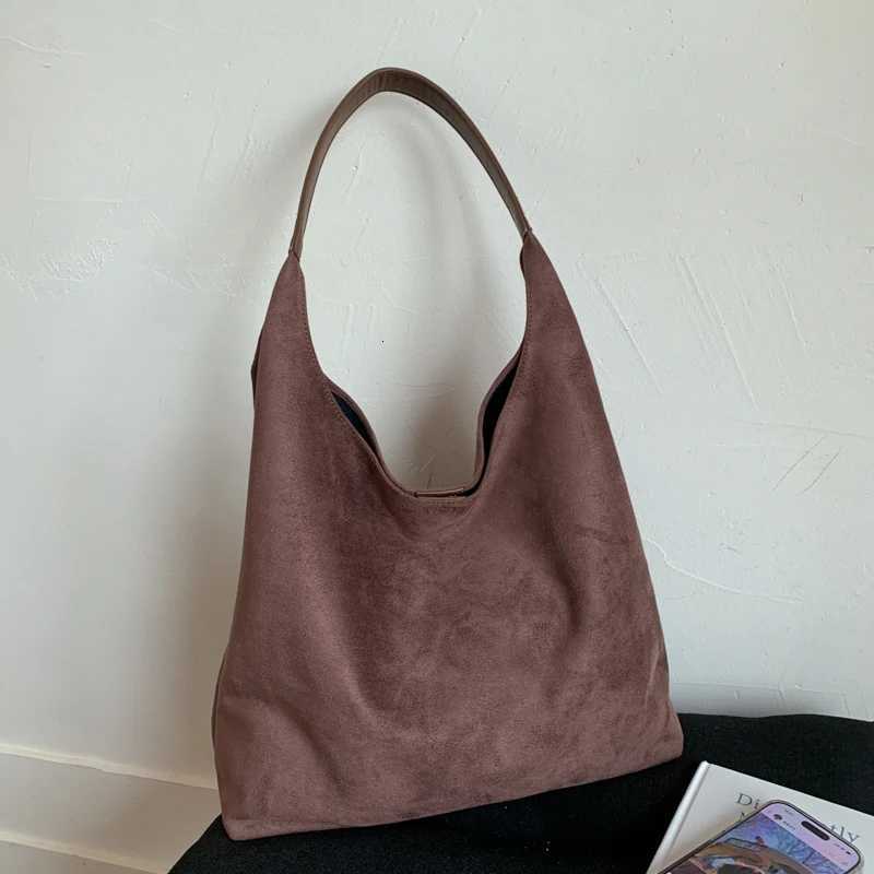 Womens Casual Commuting LargeCapacity Trendy Bag 2025 New Autumn and Winter Style Casual Shoulder Crossbody Bag Tote Bucke Z250911