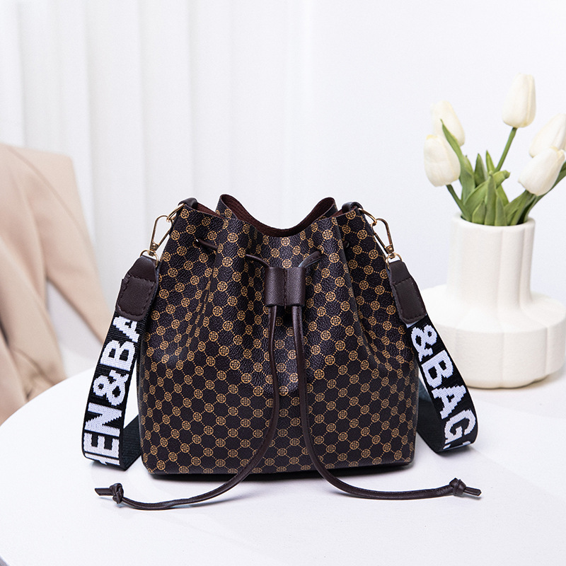 Bucket Bag Designer Bag Women Large Capacity New Trendy Personality Drawstring Commuter Bag Fashion Trendy Free Shipping Single Shoulder Luxury Bag Cr