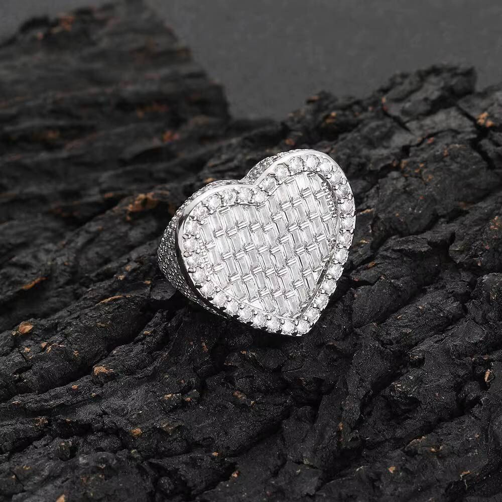 New European and American street trend leader; vertical T-shaped heart ring; personalized hip-hop moissanite heart ring.
