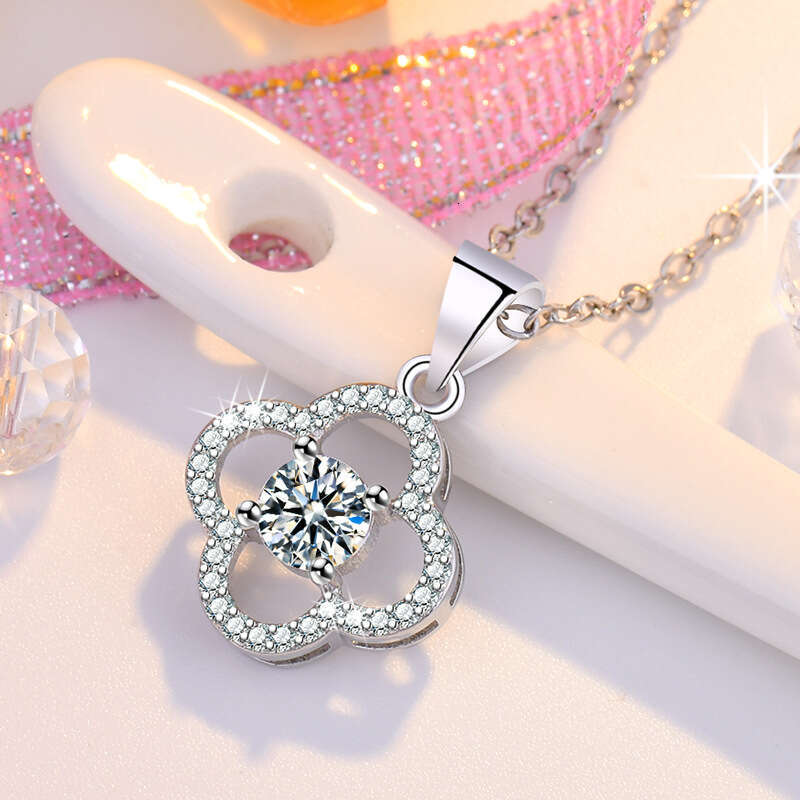 Korean Style Trendy Moissanite Four-Leaf Clover Inlaid Dia Hollow Lucky Everyday Versatile Necklace Pendant Gift for Girlfriend