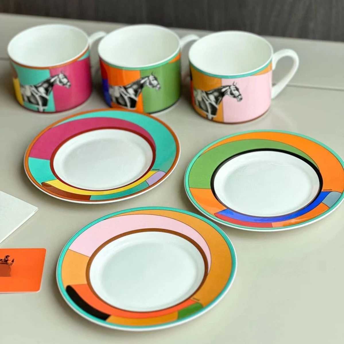 Luxury Light Luxury Bone China 2 Cups 2 Plates 2 Spoons Coffee Cups and Saucers Set European Afternoon Tea Set Gift Box Gift Y250913