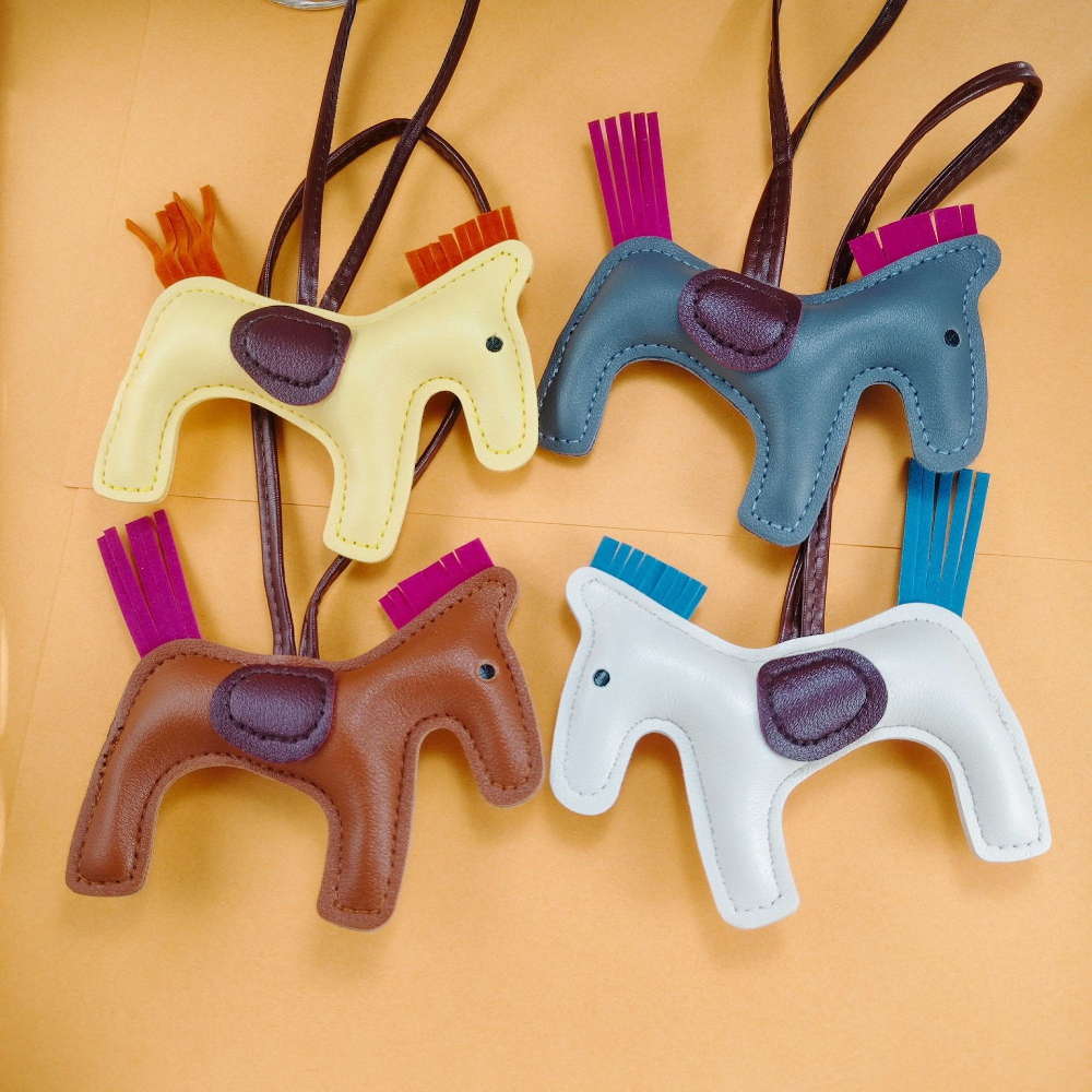 Key Rings MPPM Trendy Designer PU Leather Flying Horse Keychain Pony Pendant Decoration For Ladies Bag Charm Accessories