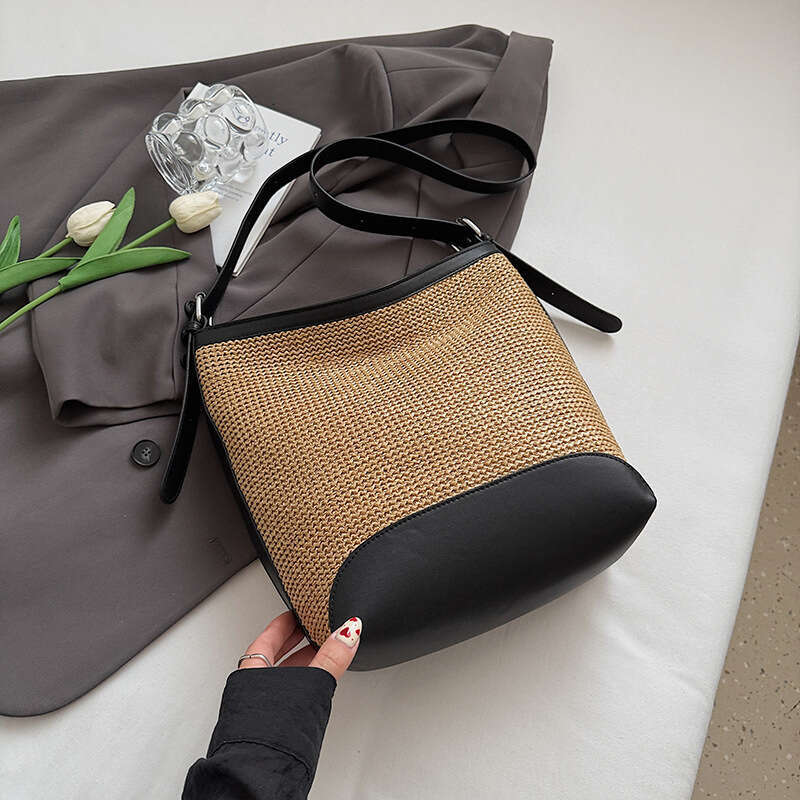 2025 New Korean Style Simple Woven Shoulder Designer Bags Large Capacity Underarm Fashion Trend Lightweight Bucket Bag