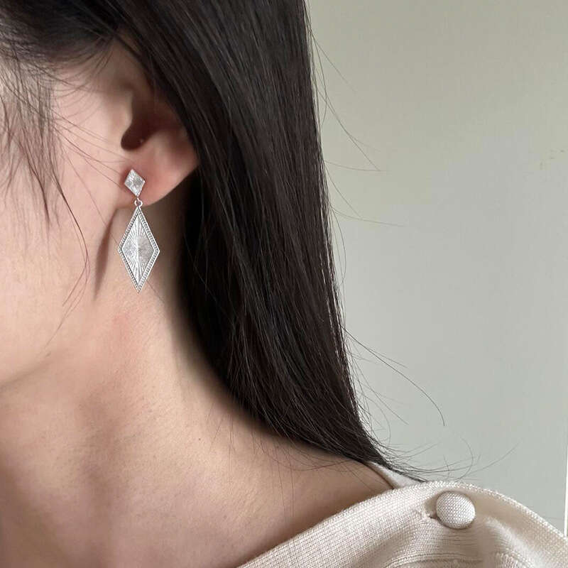Minimalist Style sier Dia-Shaped High-End Feel Face-Slimming Long Geometric Earrings Paired with Sweater