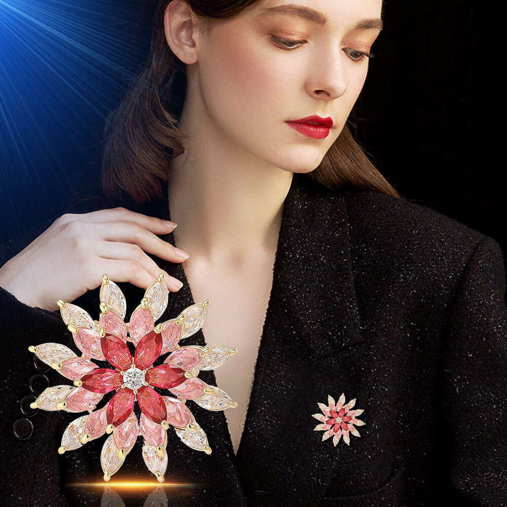 Pink Gradient Zircon Sparkling Suower for Women High-end Luxurious Pin Design Sense Brooch Accessory Rotatable