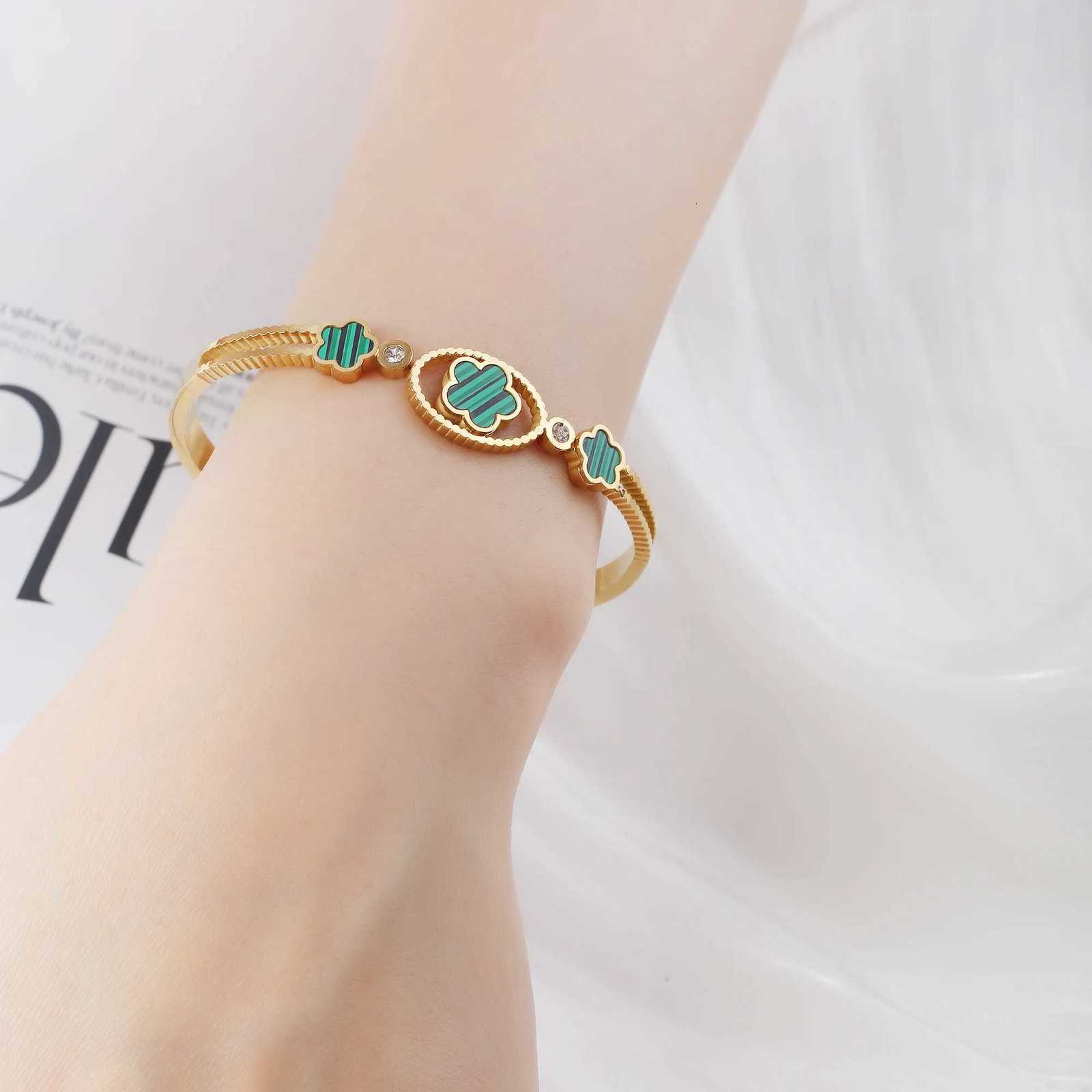 Chunky 18k Plating Stainl Steel Five Flower Open Bangle For Wen Waterproof Party Wrist Jewelry 2025 Bijoux S250912 A669