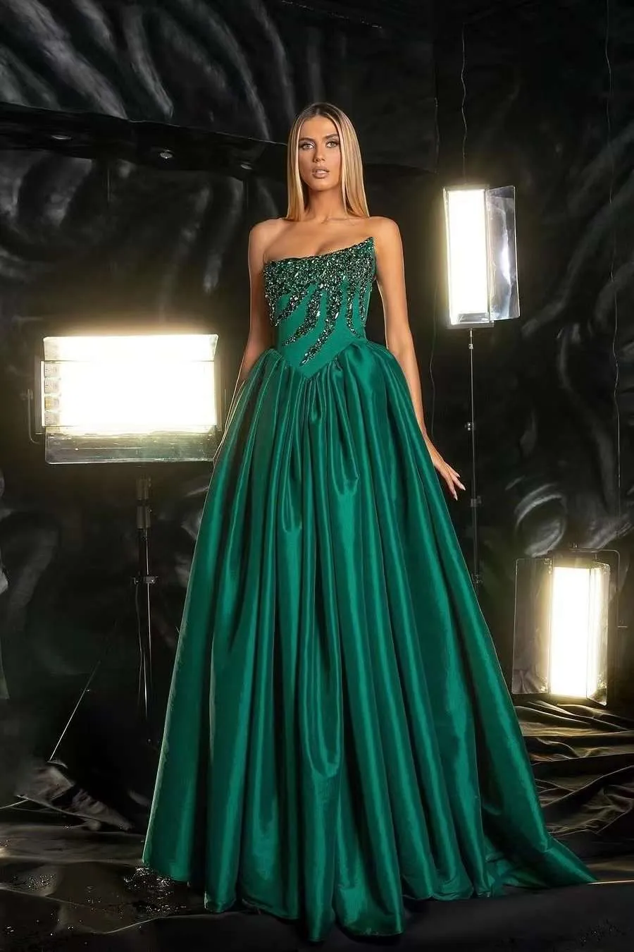 Rhinestones Beaded Emerald Green Evening Dresses Sleeveless Strapless A-Line Classic Satin Long Prom Gowns Floor Length Crystals Special Occasion Dres