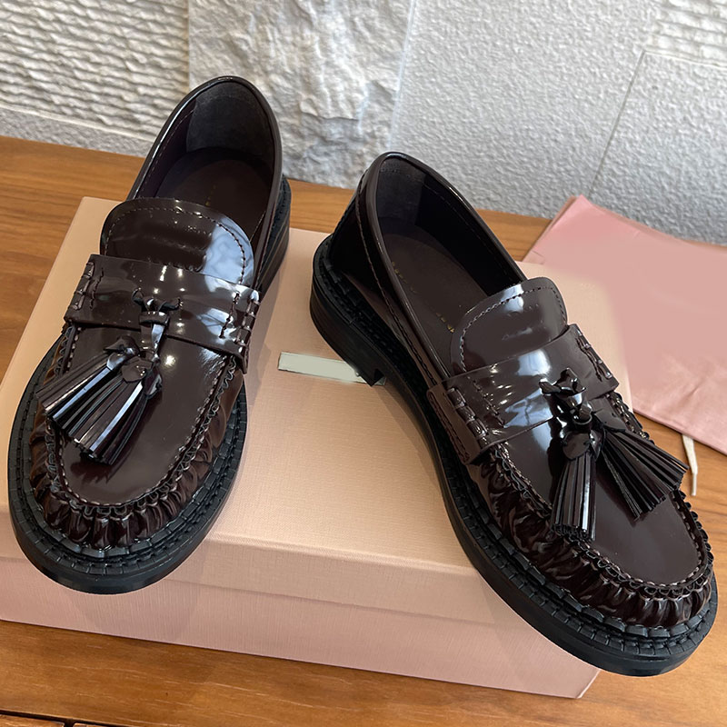 Tassel loafers in polished leather designer loafers luxury womens loafers anti slip wear resistant rubber sole loafers tongue printed with sign loafers