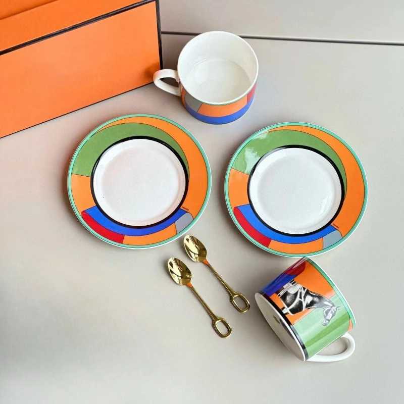 Luxury Light Luxury Bone China 2 Cups 2 Plates 2 Spoons Coffee Cups and Saucers Set European Afternoon Tea Set Gift Box Gift Y250913