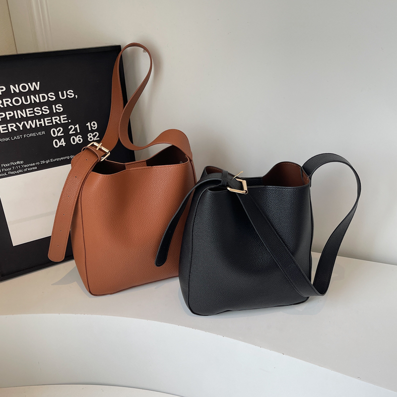 2025 Autumn New Large Capacity Handbag Fashion Simple Exquisite Luxury Party Handbag Travel Daily Shopping Commuting Multi functional Shoulder Bag