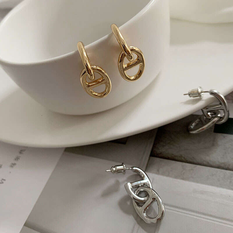 Metal Pig Nose gold Niche Design Japanese Style Hollow Geometric Oval Hoop Earrings 2023