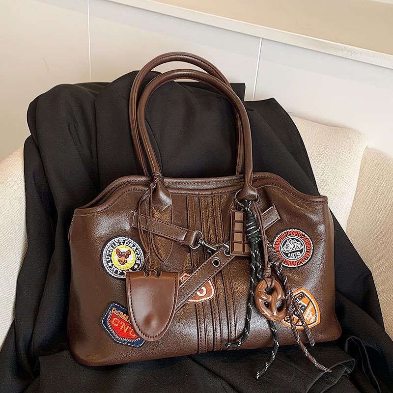 American Badge Underarm Designer Bags for Women 2025 New Large Capacity Commuter Versatile College Style Shoulder Tote Bag