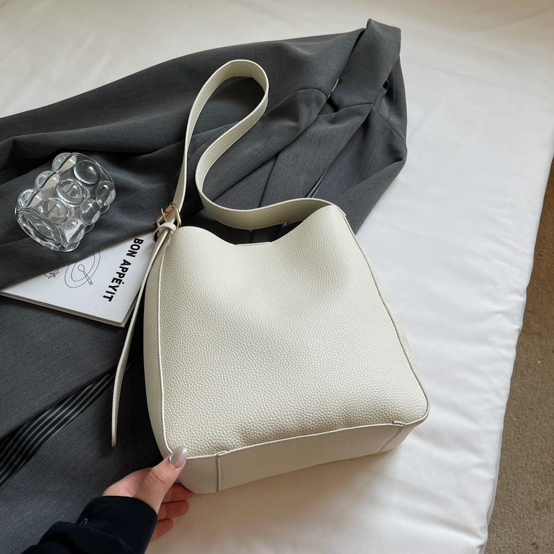 2025 Autumn New Large Capacity Handbag Fashion Simple Exquisite Luxury Party Handbag Travel Daily Shopping Commuting Multi functional Shoulder Bag