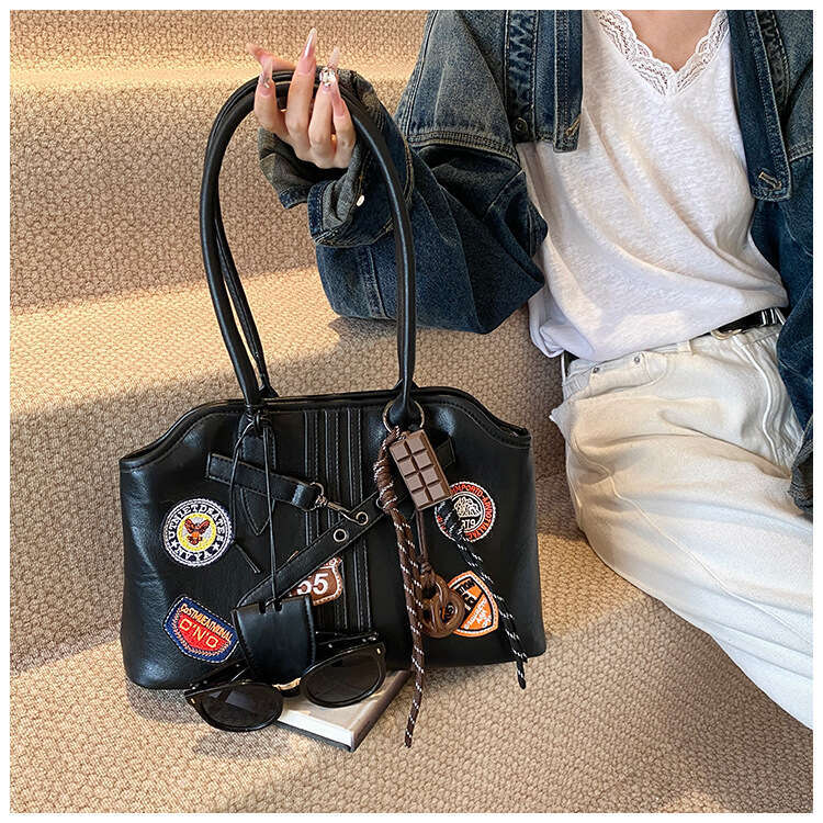 American Badge Underarm Designer Bags for Women 2025 New Large Capacity Commuter Versatile College Style Shoulder Tote Bag