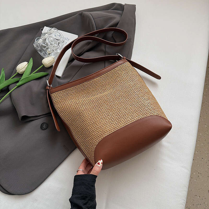 2025 New Korean Style Simple Woven Shoulder Designer Bags Large Capacity Underarm Fashion Trend Lightweight Bucket Bag