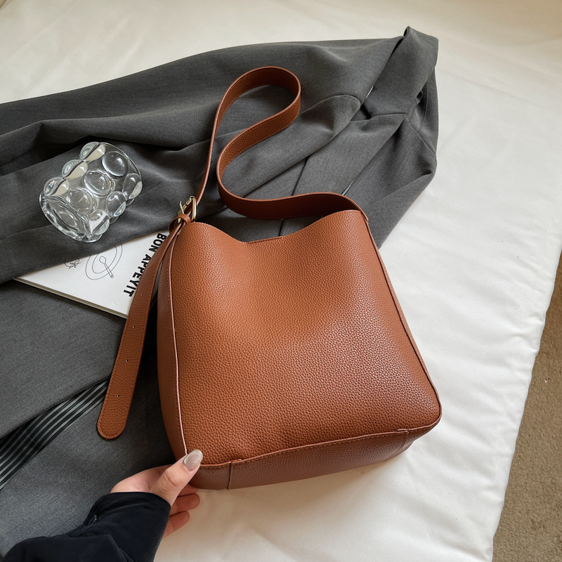 2025 Autumn New Large Capacity Handbag Fashion Simple Exquisite Luxury Party Handbag Travel Daily Shopping Commuting Multi functional Shoulder Bag