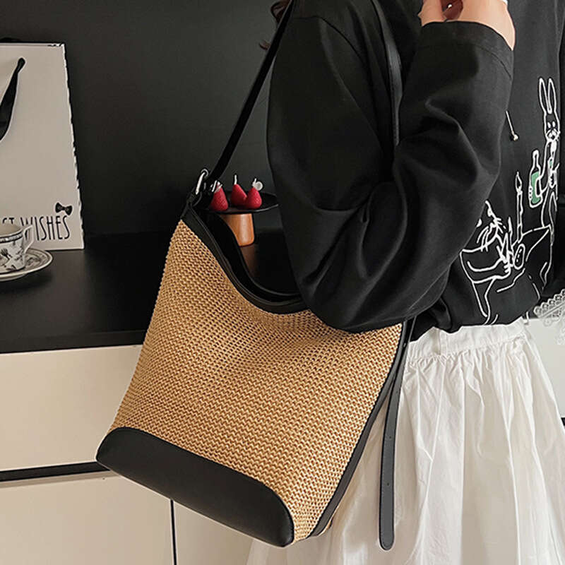 2025 New Korean Style Simple Woven Shoulder Designer Bags Large Capacity Underarm Fashion Trend Lightweight Bucket Bag