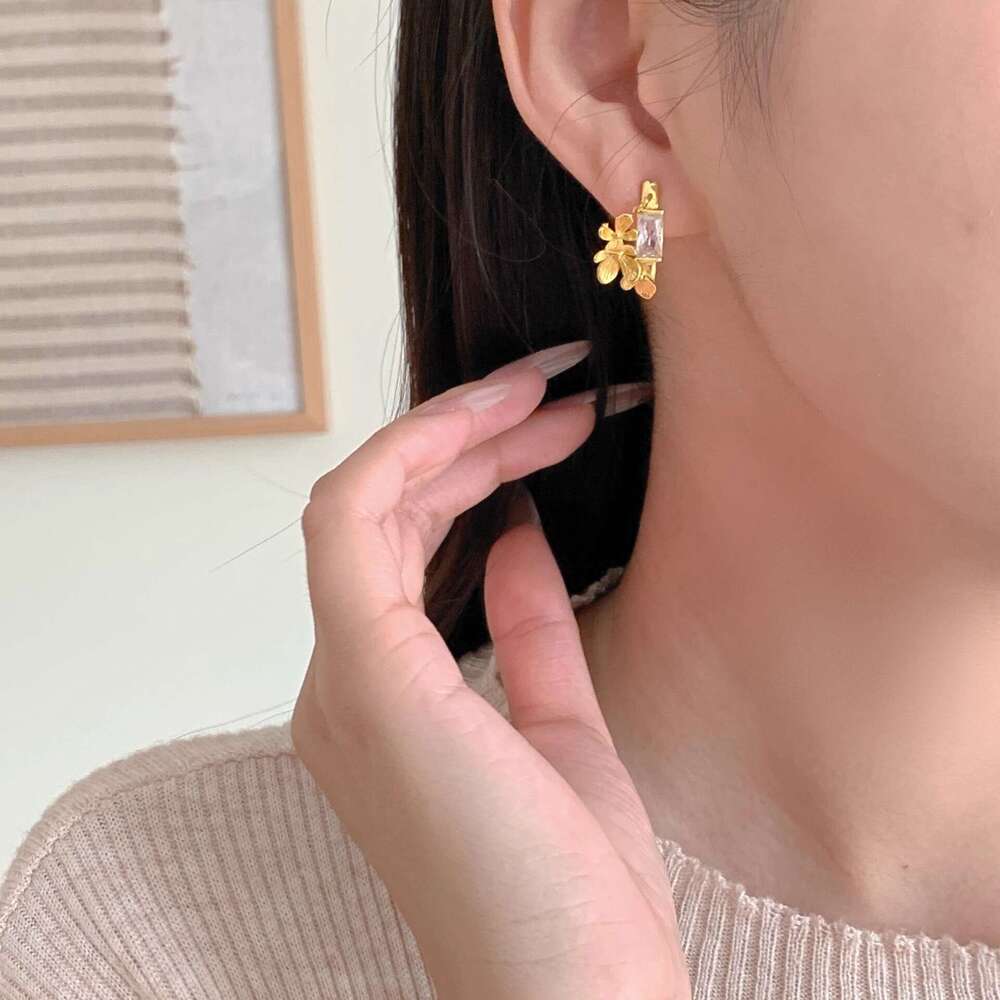 Elegant Butterfly Flower Zircon C-Hoop for Women, Niche Light High-End Stud Earrings