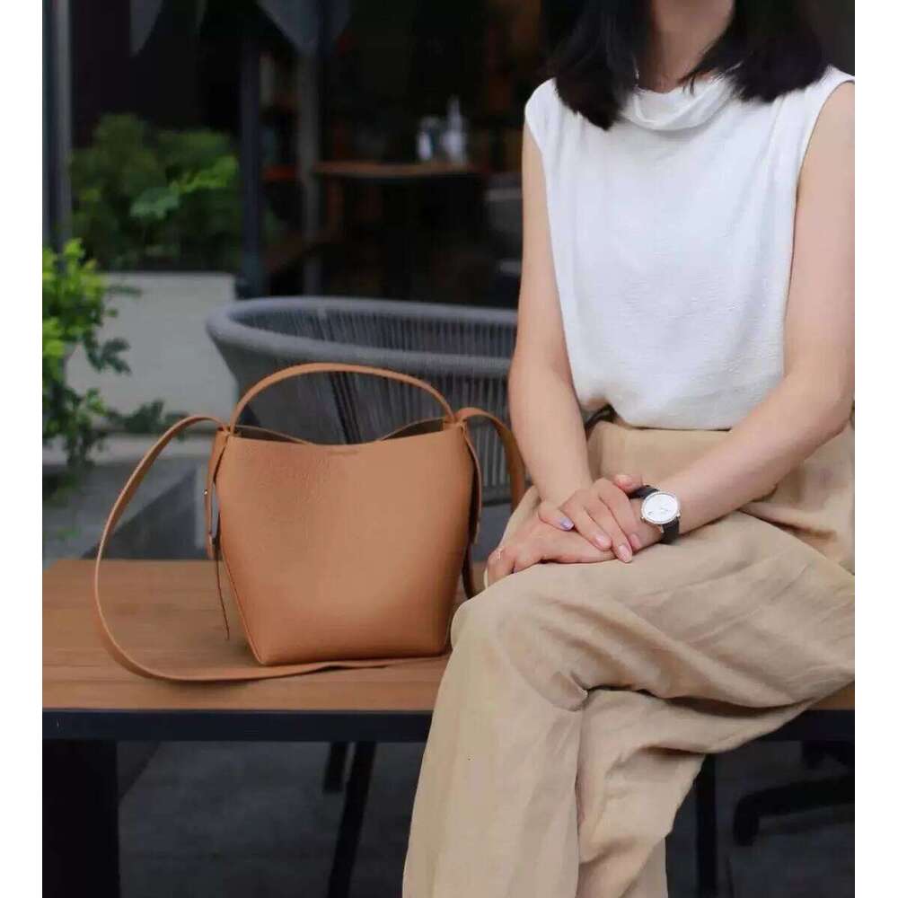 Autumn And Winter New Genuine Leather Women's Simple Design Women Cowhide Shoulder Elegant Versatile Crossbody Bag