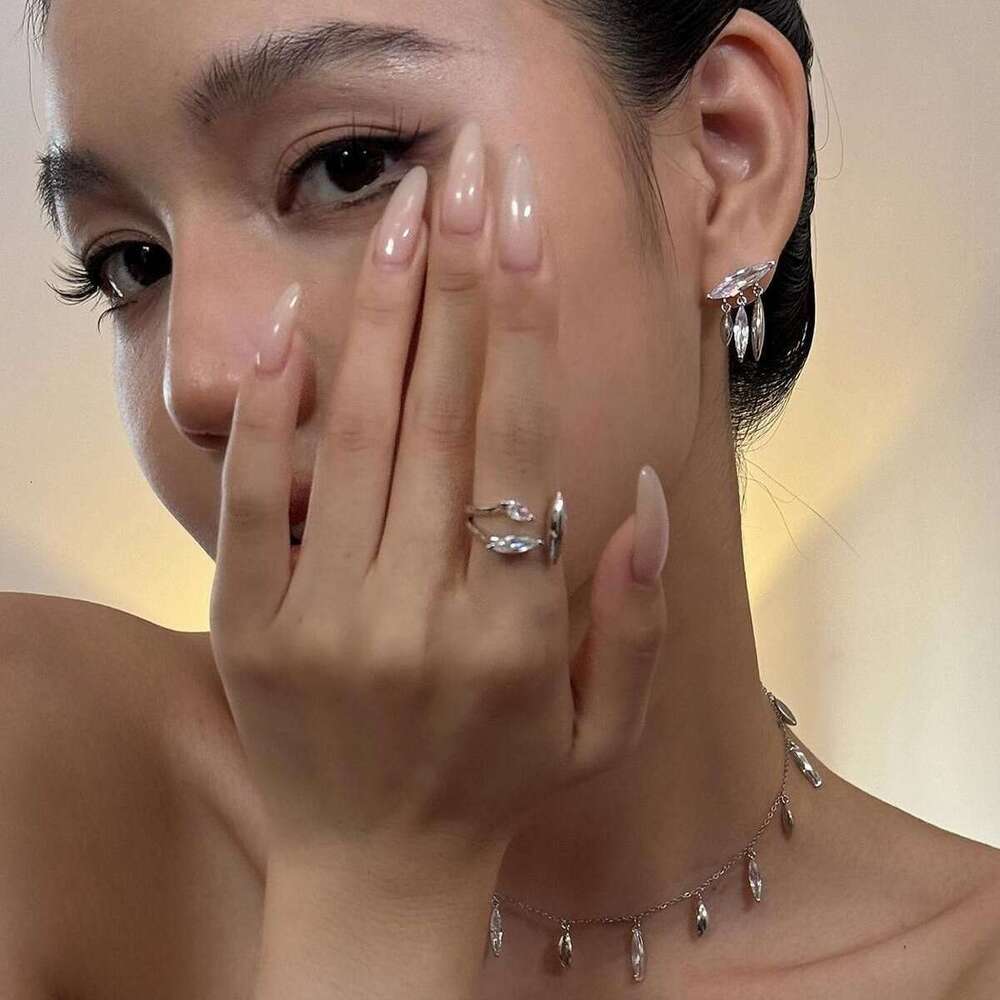 Simple and Elegant Exquisite Horse Eye Round Zircon Hoop for Women Summer Cool Feeling Stud Earrings
