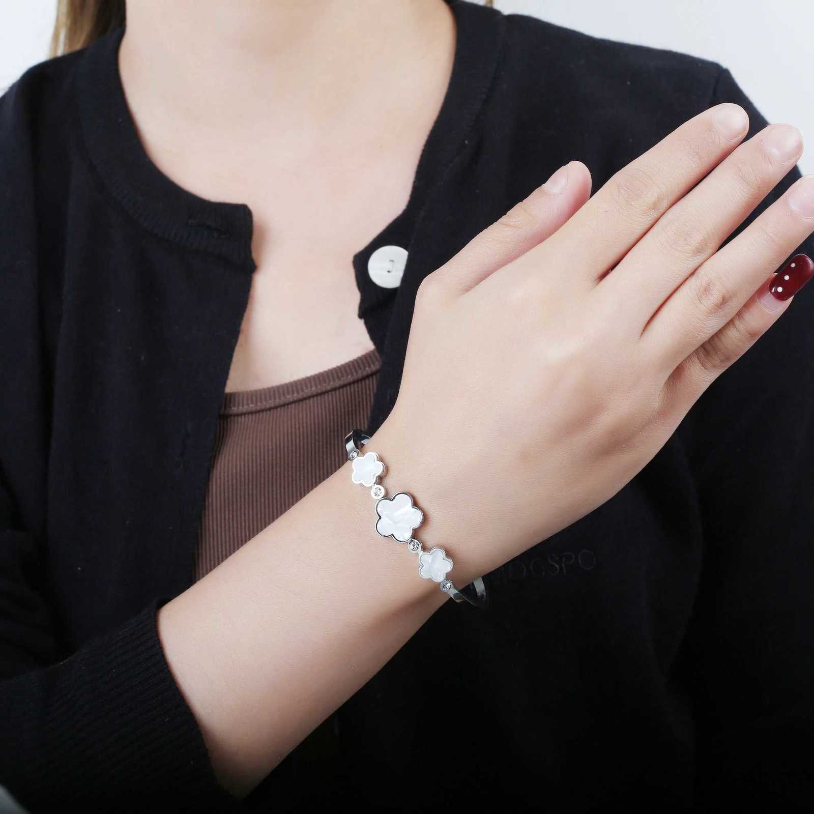 2024 INS Hot S Stainl Steel White Shell Five Flower Bracelet Classic for Wan Party Sancho Jewelry Gift Dropsing S250912