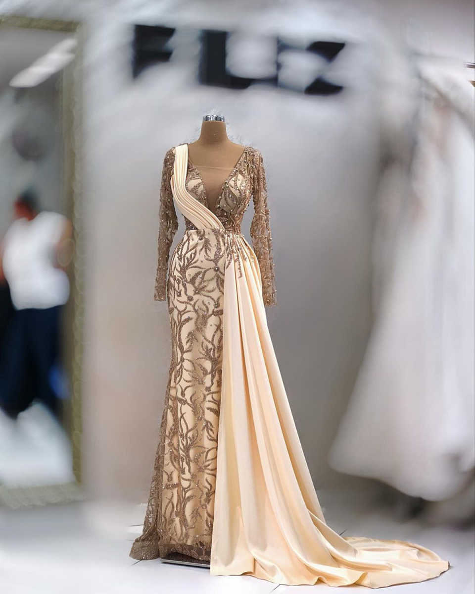 Elegant Beadeds Evening Gowns Long Sleeve Deep V-Neck Prom Dresses Crystals Appliques Celebrity Party Customized