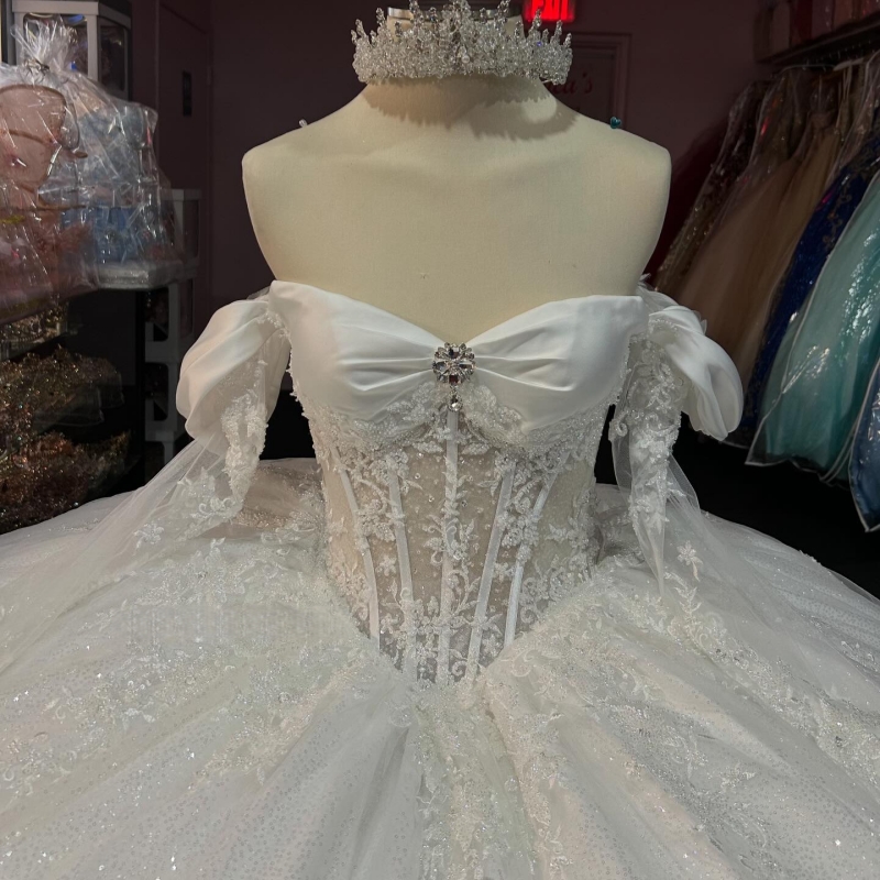 White Shiny Ball Gown Quinceanera Dresses Off The Shoulder Applique Lace Beading Crystal Tull Party Birthday Sweet 16 Dress Vestidos 15 De Anos