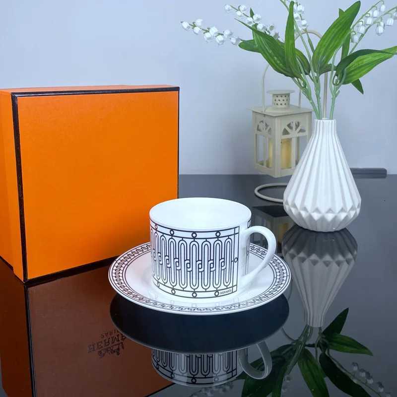 Luxury Bone China Coffee Cup And Plate H Home Set Creative Tea Cup With Plate Household Simple Flower Tea Ceramic Home Wedding Y250913