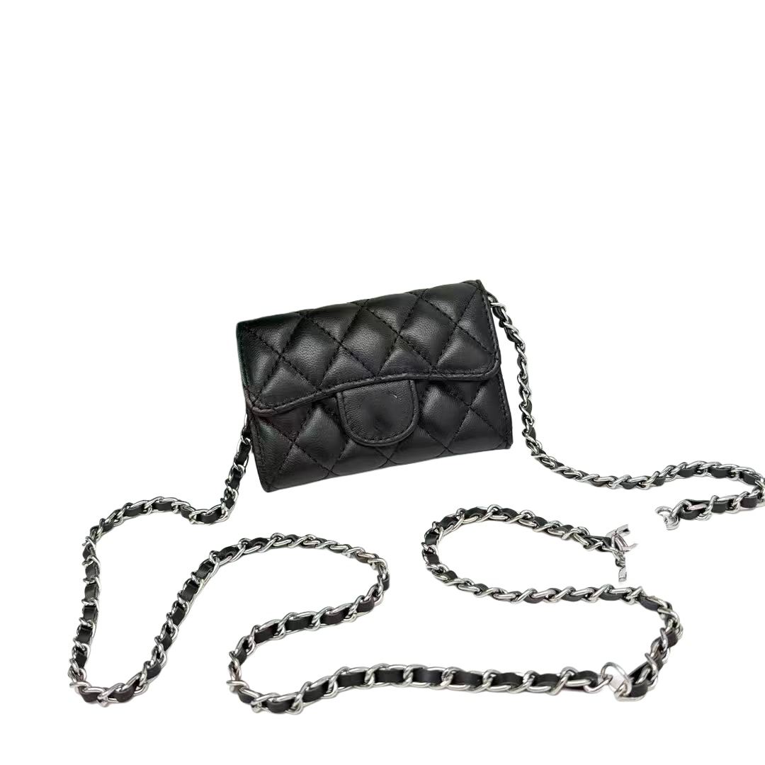 A new integrated small bag combining a wallet and a messenger bag. A leather women's bag with a compact and portable design style.