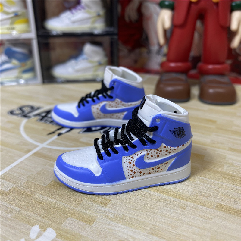 Creative Desk Decor Gift A Pair of Miniature Sneakers in Random Colors Basketball Shoe Ornament For Men Basketball Fan DIY Keychain Bag Accessory