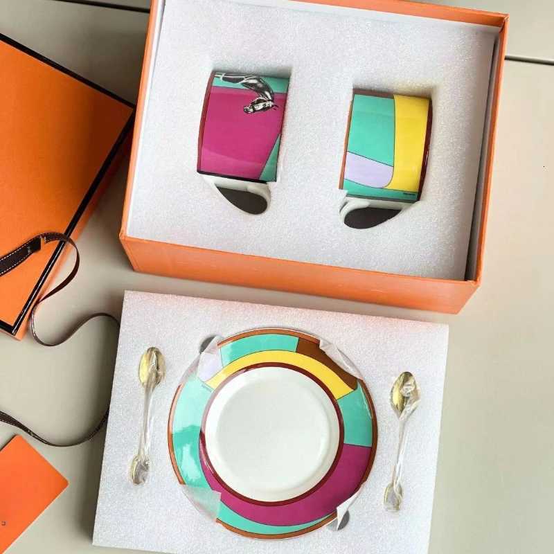 Luxury Light Luxury Bone China 2 Cups 2 Plates 2 Spoons Coffee Cups and Saucers Set European Afternoon Tea Set Gift Box Gift Y250913