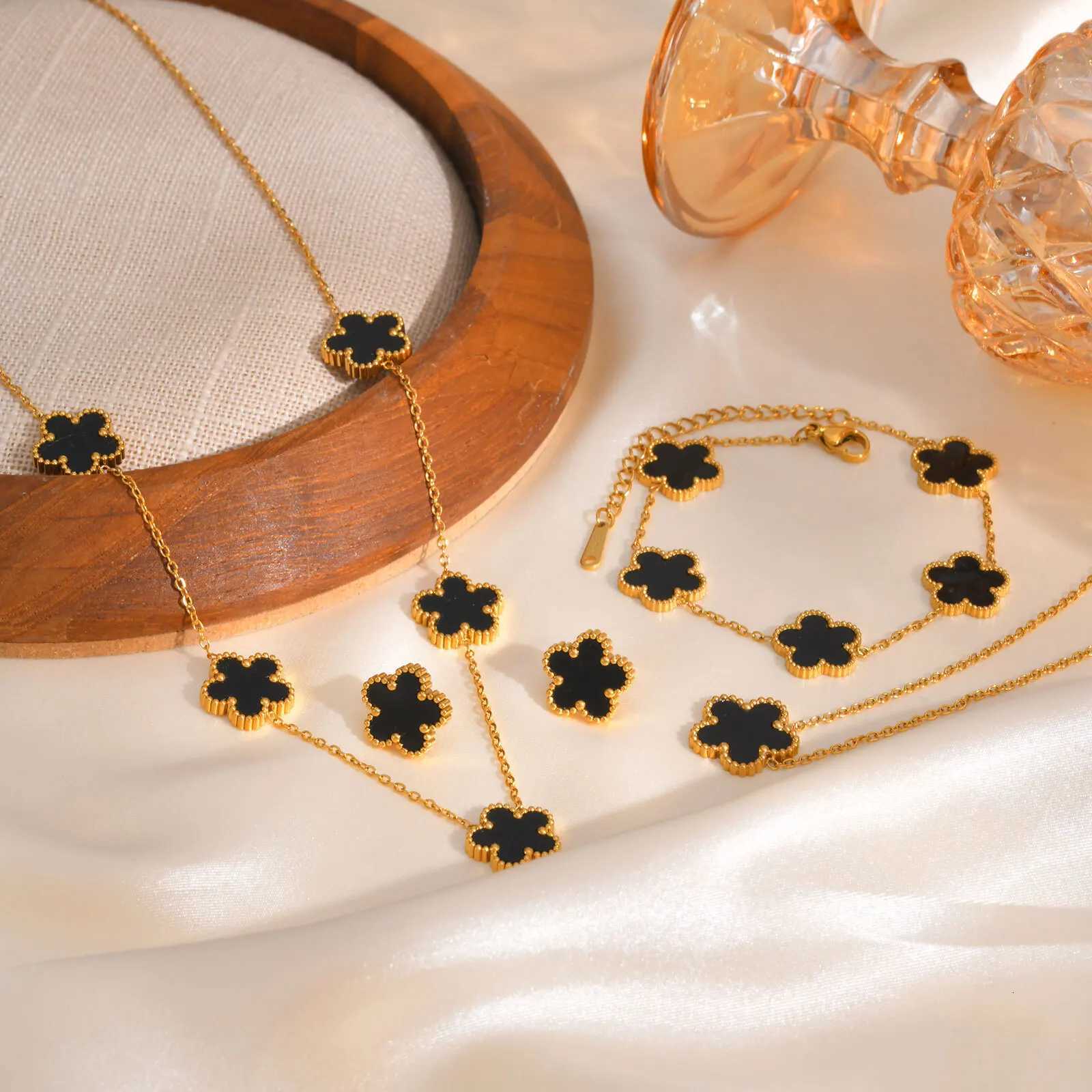 Vnox Luxury Wens Lucky Bracelets Five Flower Charms BraceletsClassic Stainl Steel Wristband Gift for Her S250912