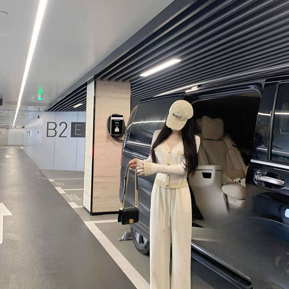 DHEssentials Chanel Style Knitted for Women 2025 Autumn New Slim Fit High Waist V-Neck Short Fashionable Cardigan