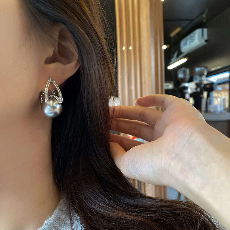 Zhen Duo Ma Gray Water Drop Horshoe Pearl Pendant Earrings for Women, Chen Shu Same Style, Light High-end Stud Earrings, Cool and Elegant Ear