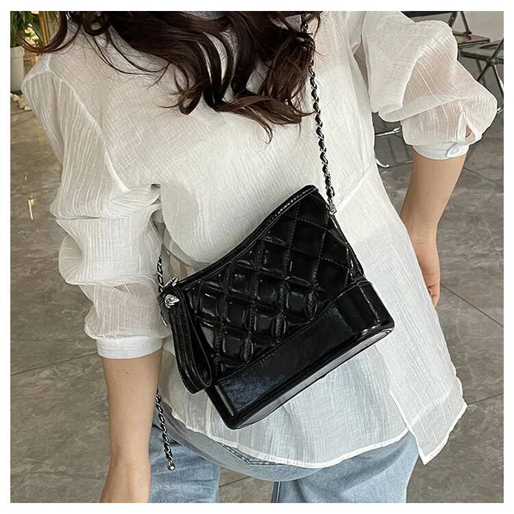 New Luxury Quilted Chain Bucket Bag Designer Women's Fashion Bohemian Style Diagonal Shoulder Commuter