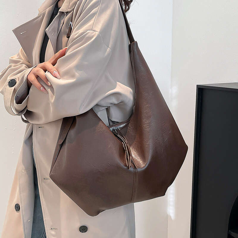 Casual Simple Style Designer Bags Personality Soft Leather Tote for Women Versatile Large Capacity Commuter Shoulder Bag
