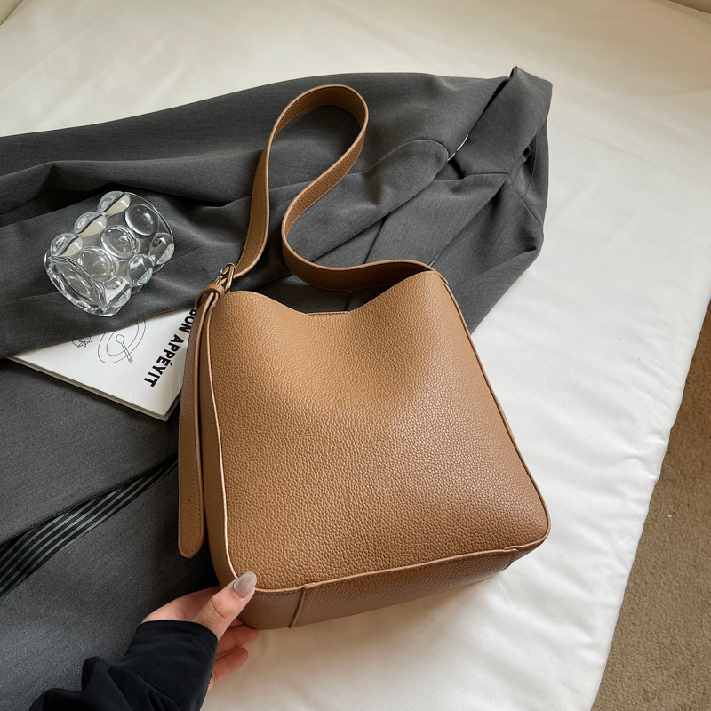 2025 Autumn New Large Capacity Handbag Fashion Simple Exquisite Luxury Party Handbag Travel Daily Shopping Commuting Multi functional Shoulder Bag