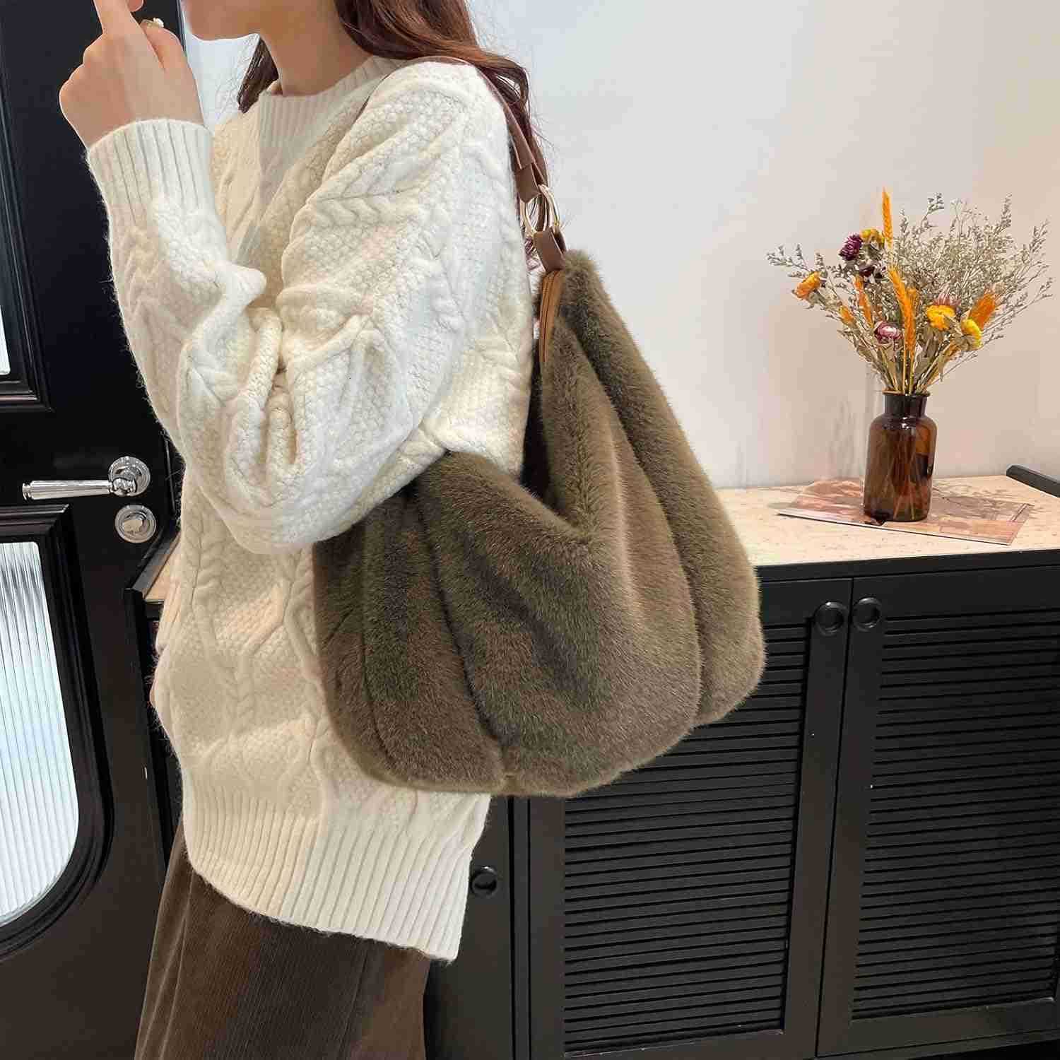 Fluffy Tote Bag Winter Fuzzy Purses for Women Faux Fur Bag with Strap Soft Furry Handbag Plush Crossbody Bags M250912