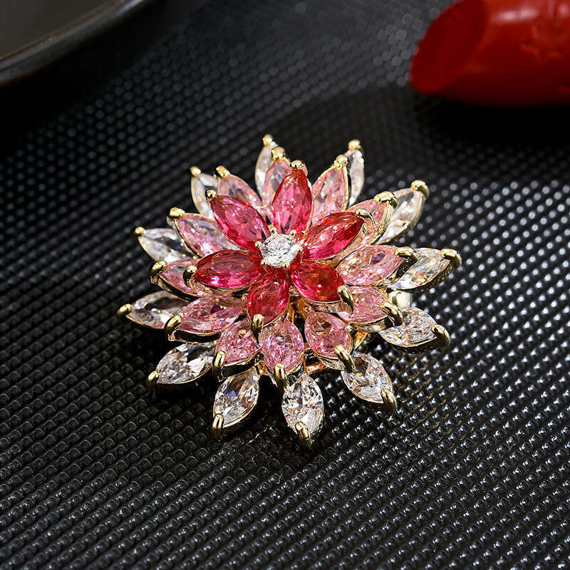 Pink Gradient Zircon Sparkling Suower for Women High-end Luxurious Pin Design Sense Brooch Accessory Rotatable