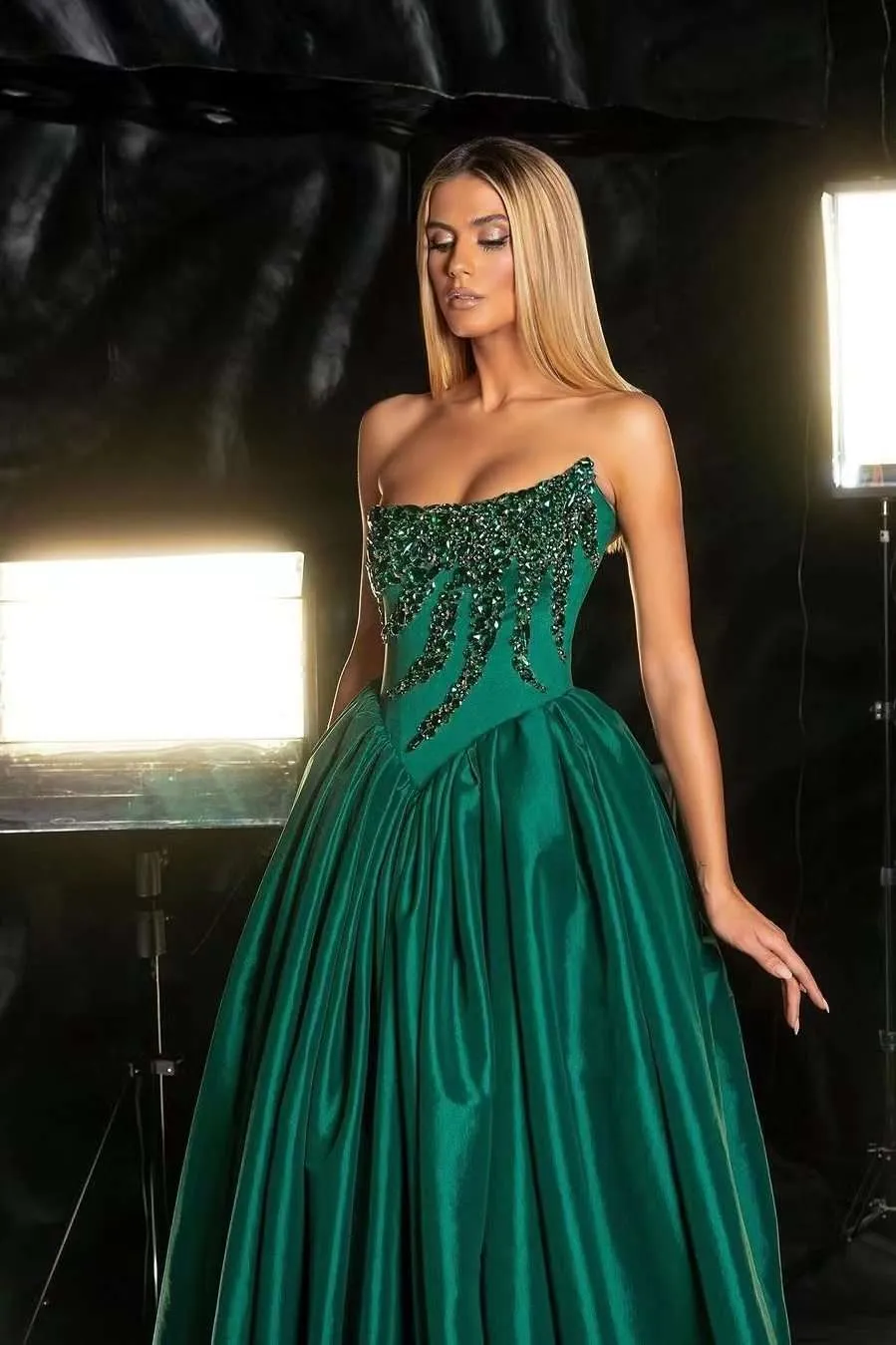 Rhinestones Beaded Emerald Green Evening Dresses Sleeveless Strapless A-Line Classic Satin Long Prom Gowns Floor Length Crystals Special Occasion Dres