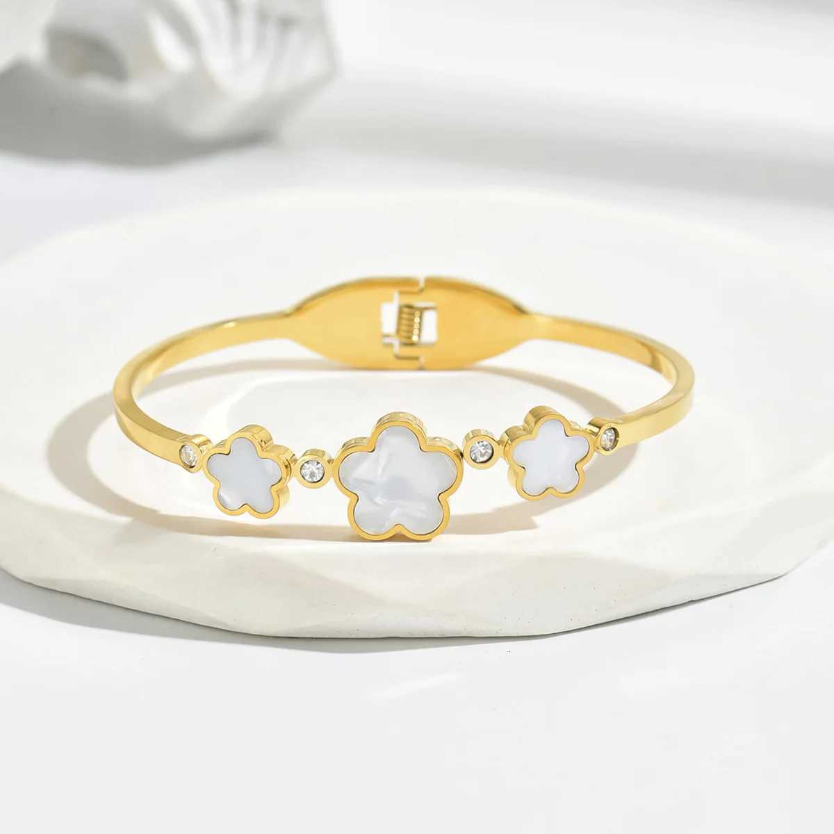 Plum Bloss Acrylic New Five Flower Plant Bracelet Gold Plated High Quality Stainl Steel Waterproof Accories S250912
