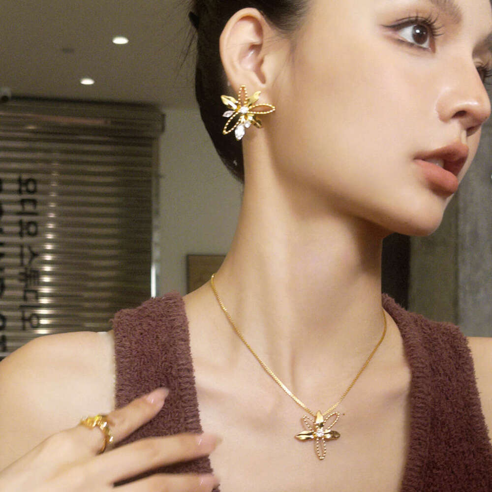 Boonee Alus Design Lily Stamen Hollow Autumn Winter Textured Earrings Light Simple