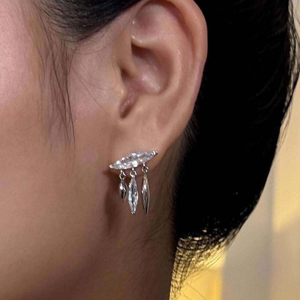 Simple and Elegant Exquisite Horse Eye Round Zircon Hoop for Women Summer Cool Feeling Stud Earrings