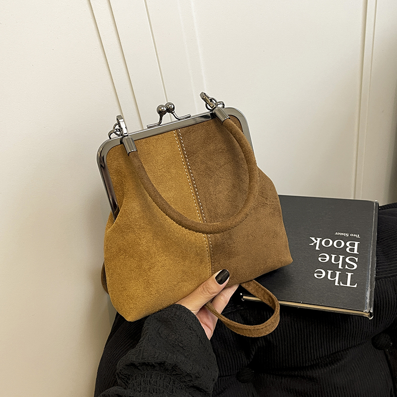 2025 Autumn Large Capacity Handbag Fashion Advanced Simple Exquisite Luxury Party Handbag Travel Daily Shopping Commuting Multi functional Shoulder Ba