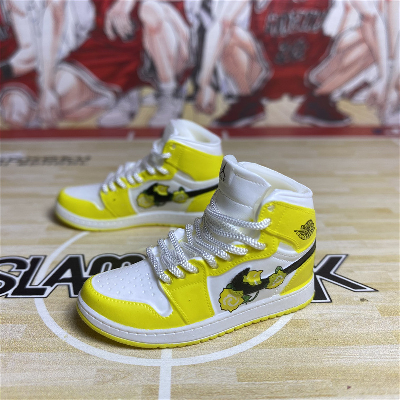 Creative Desk Decor Gift A Pair of Miniature Sneakers in Random Colors Basketball Shoe Ornament For Men Basketball Fan DIY Keychain Bag Accessory