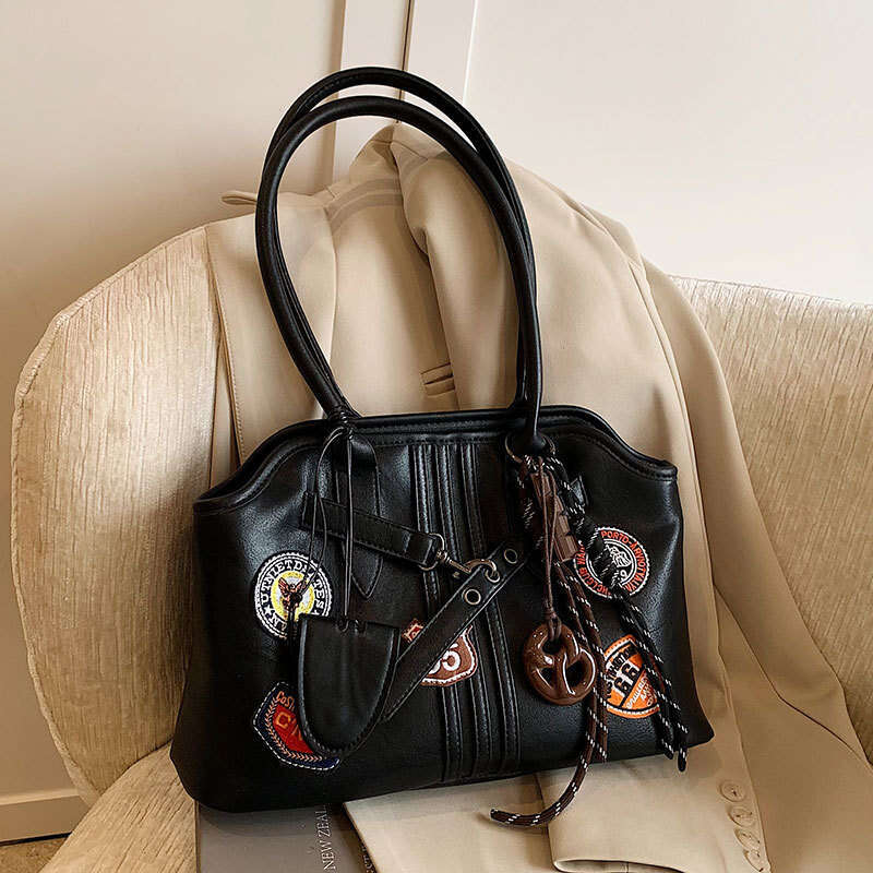 American Badge Underarm Designer Bags for Women 2025 New Large Capacity Commuter Versatile College Style Shoulder Tote Bag