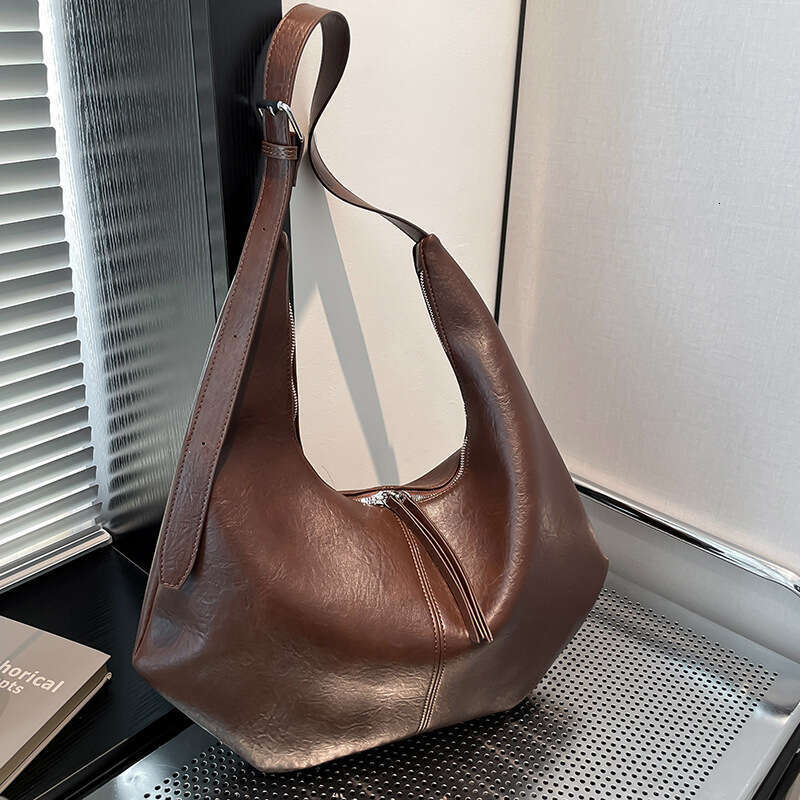Casual Simple Style Designer Bags Personality Soft Leather Tote for Women Versatile Large Capacity Commuter Shoulder Bag